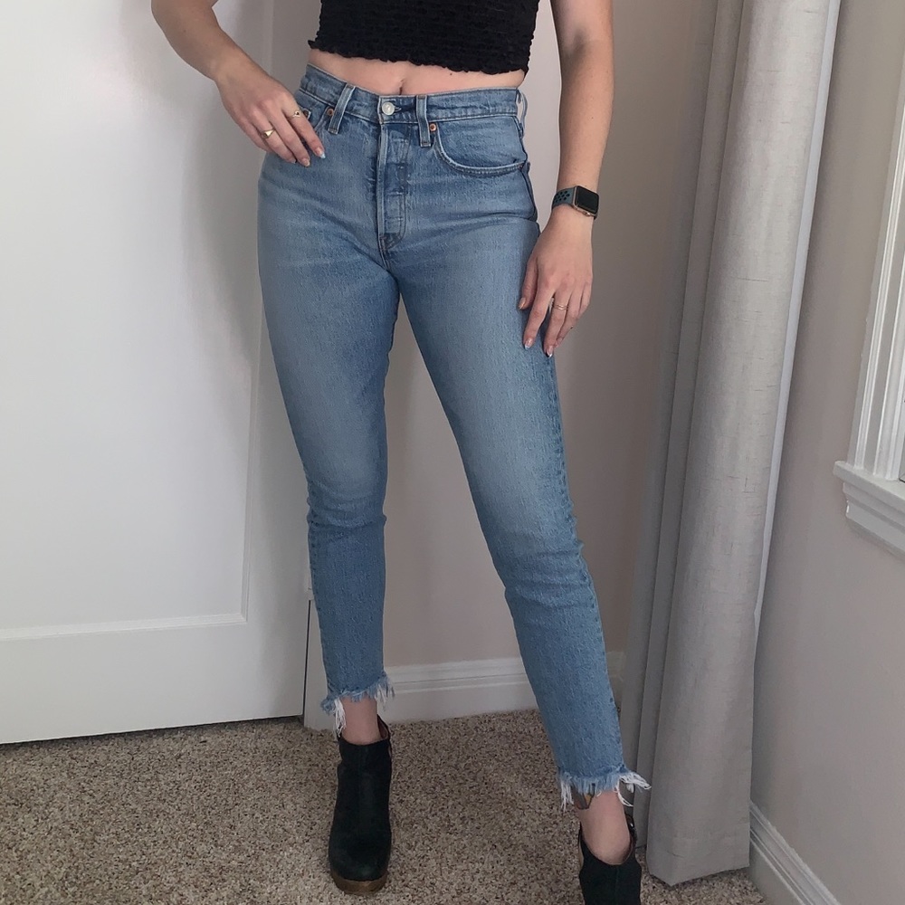 LEVI’S STRAIGHT LEG DISTRESSED JEANS